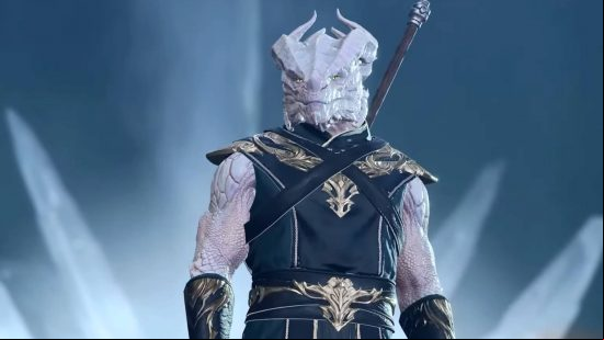 One of the Baldur's Gate 3 Dragonborn wearing a dark blue tunic and carrying a staff on their back. This is a White Dragonborn with yellow eyes.