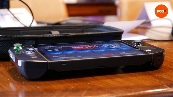 Lenovo Legion Go preview 05 thickness