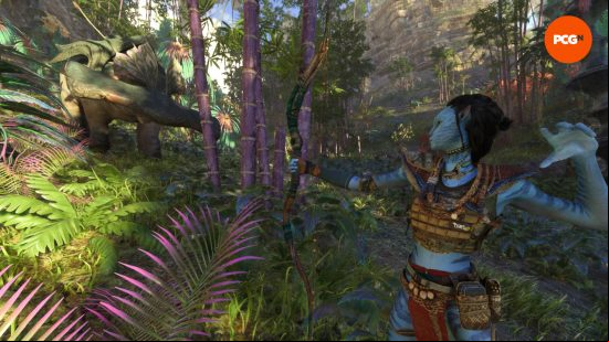 A Na'vi firing arrows at a big beast during our Avatar Frontiers of Pandora preview.