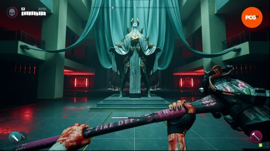 A gold and marble statue in the middle of the entrance room to the Dead Island 2 Haus DLC.