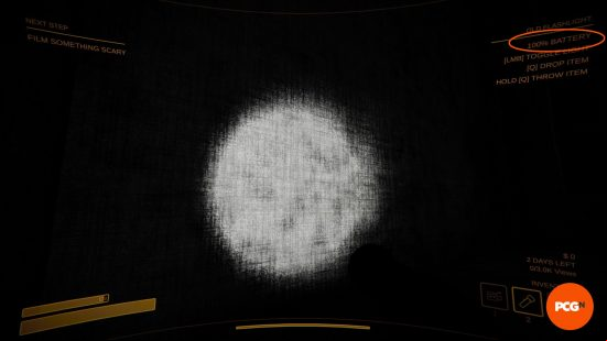 The player shines a flashlight on the wall, but the battery level remains at 100% thanks to the Content Warning mod Infinite Flashlight.
