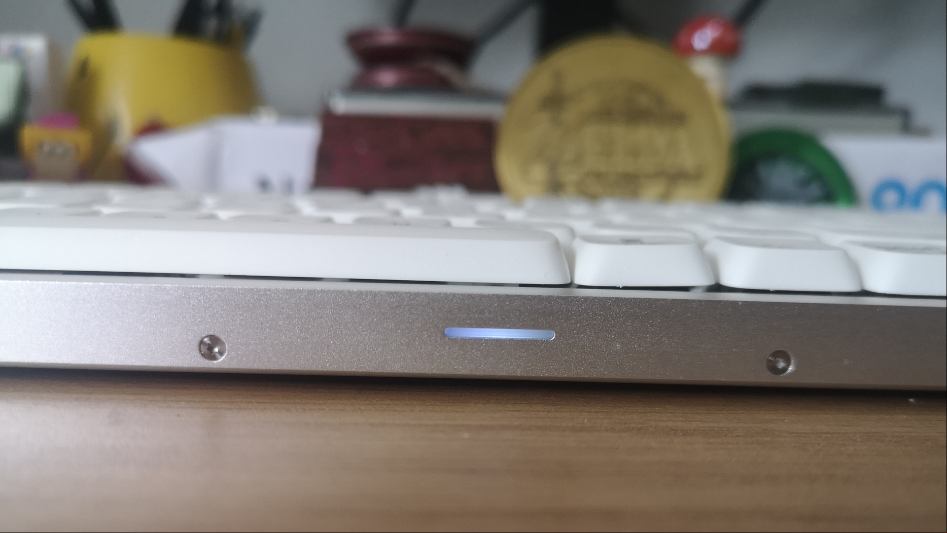 Lofree Flow Mechanical Keyboard review image showing the thin Aluminium base.