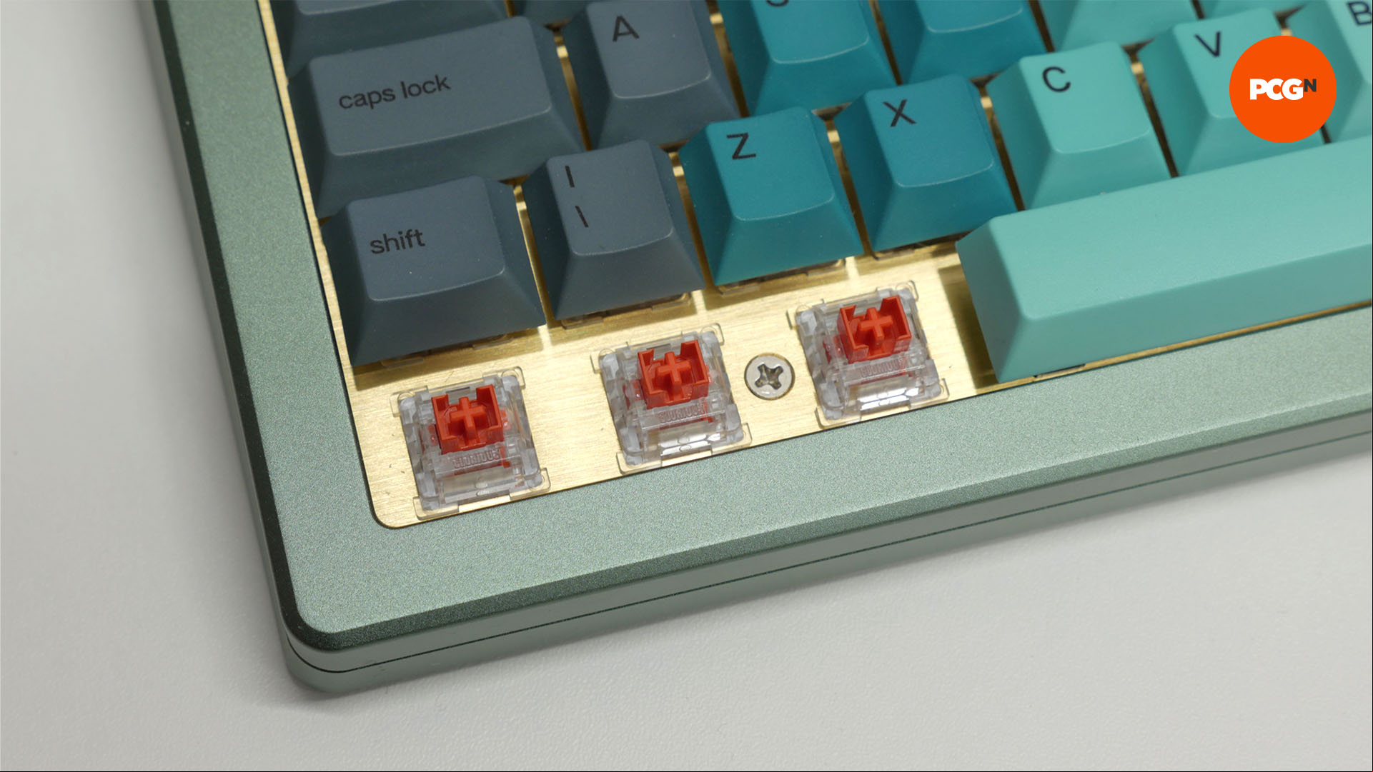 glorious gmmk 3 review 09 switches switchplate gasket