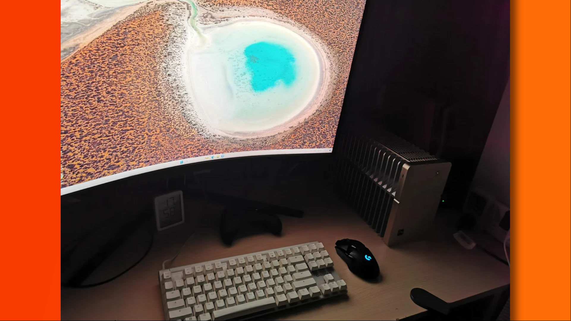 A Redditor's silent heatsink PC build in use with monitor